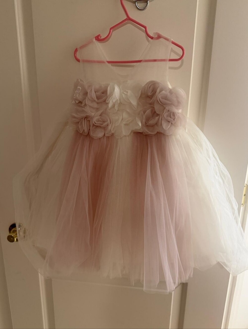 🌸Stunning Formal/first communion girls gown size 5/6.